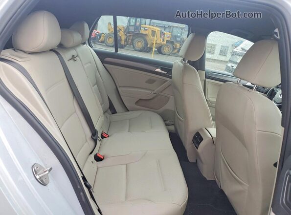 WVWPR7AU4JW908111 2018 VOLKSWAGEN GOLF White Հետևի նստատեղերի տեսք
