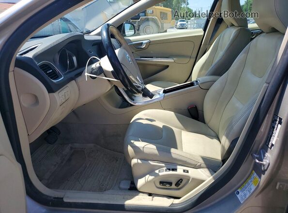 YV126MFK8G2391446 2016 VOLVO S60 Tan Widok wnętrza z przodu