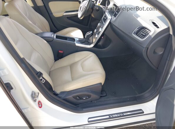 YV126MFKXG2411664 2016 VOLVO S60 White Widok wnętrza z przodu