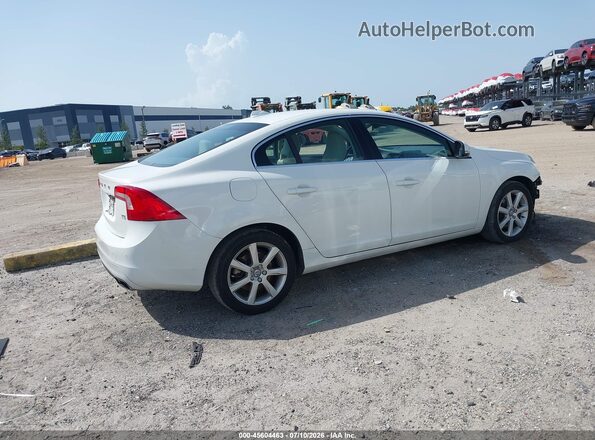 YV126MFKXG2411664 2016 VOLVO S60 White Widok wnętrza z tyłu
