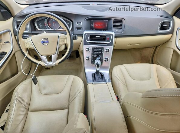 YV126MFL0H2438947 2017 VOLVO S60 Charcoal Vista del salpicadero