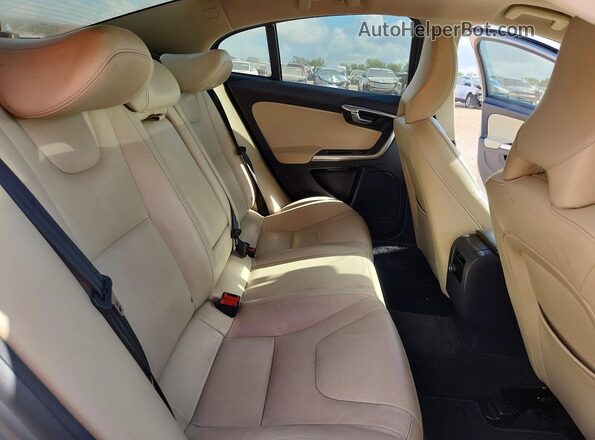 YV126MFL1H2422255 2017 VOLVO S60 Silver Widok tylnych siedzeń
