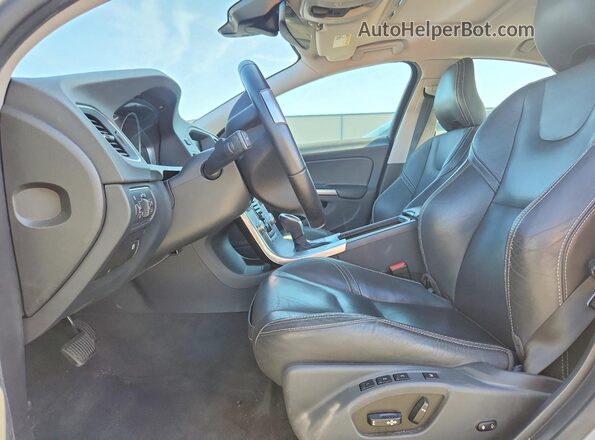YV126MFL4H2431418 2017 VOLVO S60 Silver Widok wnętrza z przodu