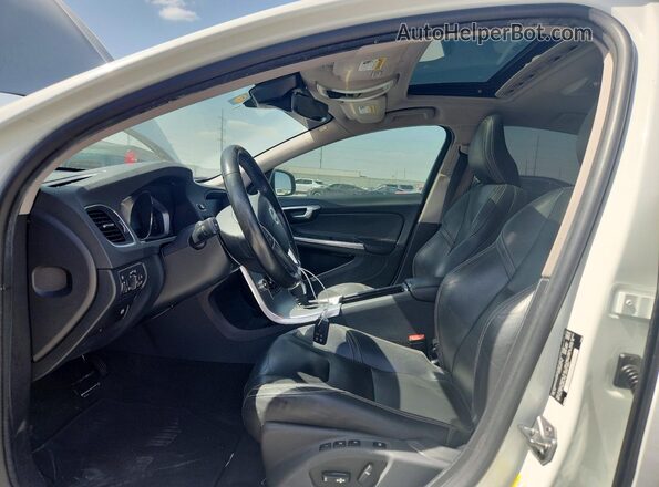 YV126MFL6J2455869 2018 VOLVO S60 White Front interior view