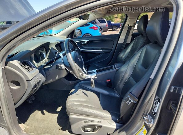 YV140MEK2H1332458 2017 VOLVO V60 Gray Widok wnętrza z przodu