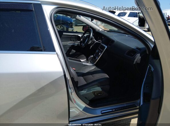 YV140MEK7H1369814 2017 VOLVO V60 Silver Widok wnętrza z przodu