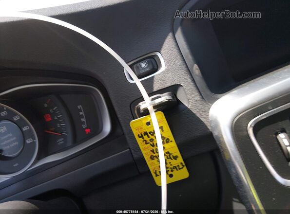 YV140MEL1J2378646 2018 VOLVO V60 Gray Dashboard view