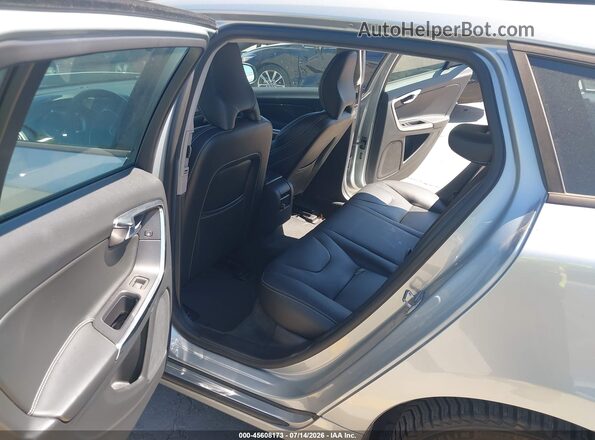YV140MSL7J2398226 2018 VOLVO V60 Silver Widok naklejki z numerem VIN