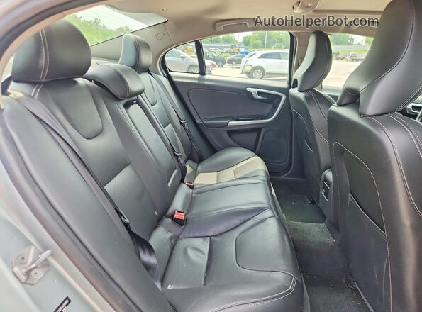 YV140MTL0J2459902 2018 VOLVO S60 Silver Rear seats view