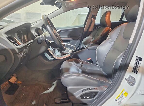 YV140MTLXJ2450768 2018 VOLVO S60 White Widok wnętrza z przodu