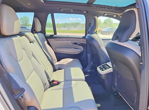 YV4062PG8S1377487 2025 VOLVO XC90 White უკანა სალონის ხედი