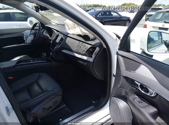 YV4102CK1N1801032 2022 VOLVO XC90 White Vista interior delantera