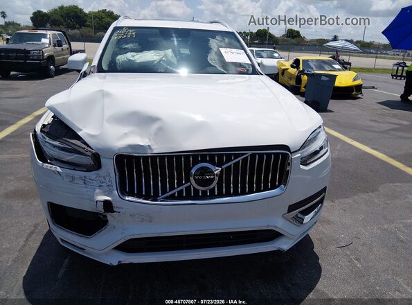 YV4102CK1N1801032 2022 VOLVO XC90 White Vista interior trasera