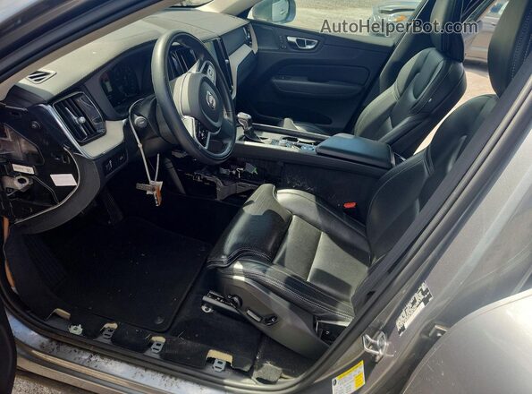 YV4102DL3M1813706 2021 VOLVO XC60 Серебряный Вид салона спереди