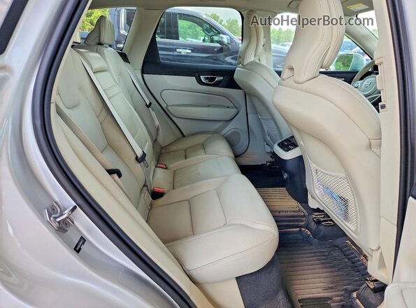 YV4102DL8M1814172 2021 VOLVO XC60 Silver უკანა სალონის ხედი