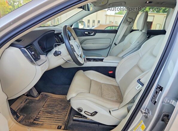 YV4102DL8M1814172 2021 VOLVO XC60 Silver წინა სალონის ხედი