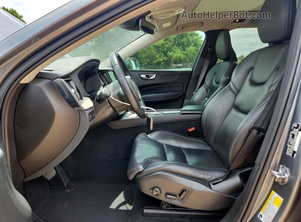 YV4102DLXM1681995 2021 VOLVO XC60 Gray Вид салону спереду