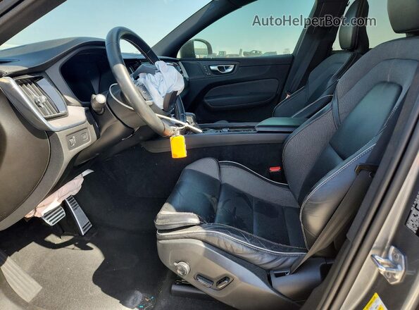 YV4102DM4M1809625 2021 VOLVO XC60 Gray Vista interior delantera