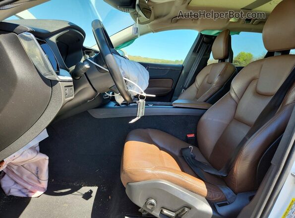 YV4102RK0J1071843 2018 VOLVO XC60 Белый Вид салона спереди