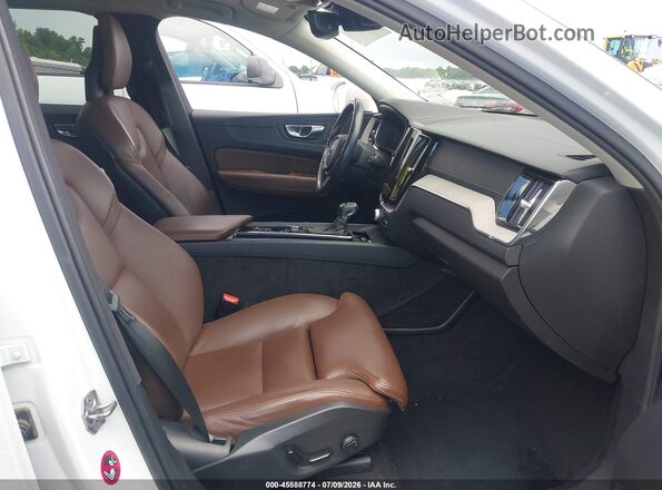 YV4102RL0J1004586 2018 VOLVO XC60 White Widok wnętrza z przodu