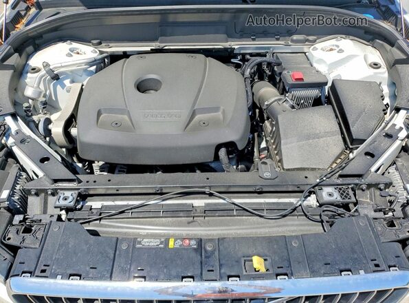 YV4102RL2M1850447 2021 VOLVO XC60 White Engine compartment view