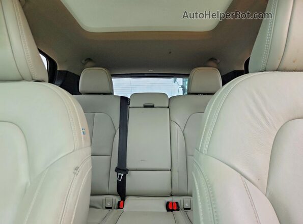 YV4162UK3K2154104 2019 VOLVO XC40 Red Vista de los asientos traseros