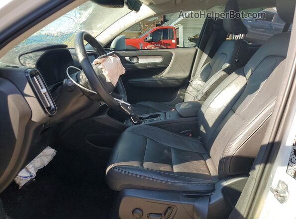 YV4162UK3L2288970 2020 VOLVO XC40 Серебряный Вид салона спереди