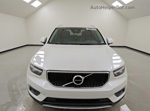 YV4162UK4M2599650 2021 VOLVO XC40 White Widok z przodu