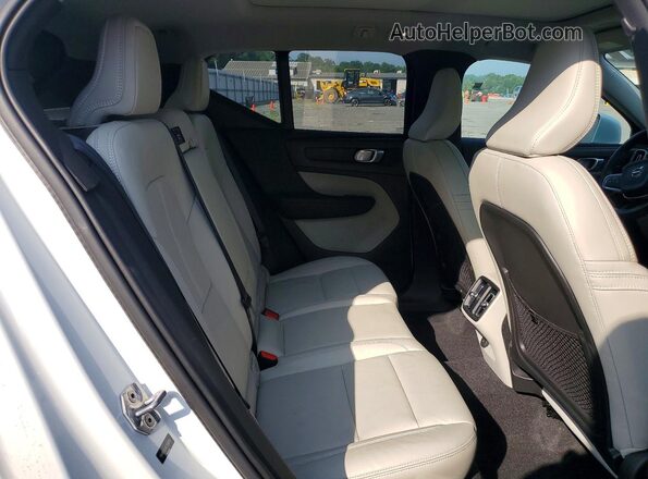 YV4162UL0K2126074 2019 VOLVO XC40 White Widok tylnych siedzeń