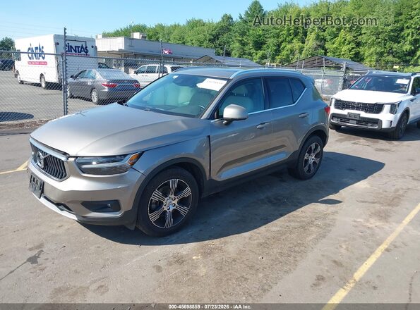 YV4162UL0M2611172 2021 VOLVO XC40 Gold Առջևի ձախ երեք քառորդ տեսարան