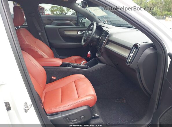 YV4162UL9K2134741 2019 VOLVO XC40 White Front interior view