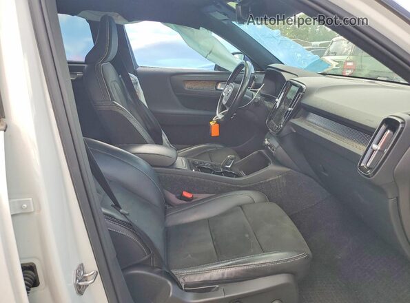 YV4162UM1M2531291 2021 VOLVO XC40 White Widok wnętrza z przodu