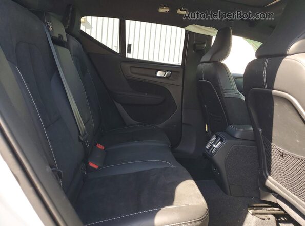 YV4162UM1M2531291 2021 VOLVO XC40 White Widok wnętrza z tyłu