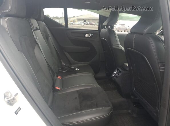 YV4162UM2M2396712 2021 VOLVO XC40 White Widok wnętrza z tyłu