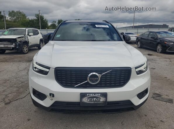 YV4162UM2M2396712 2021 VOLVO XC40 White Widok z przodu