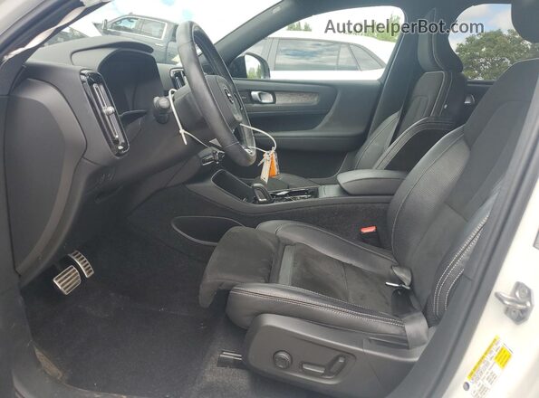 YV4162UM2M2396712 2021 VOLVO XC40 White Widok wnętrza z przodu