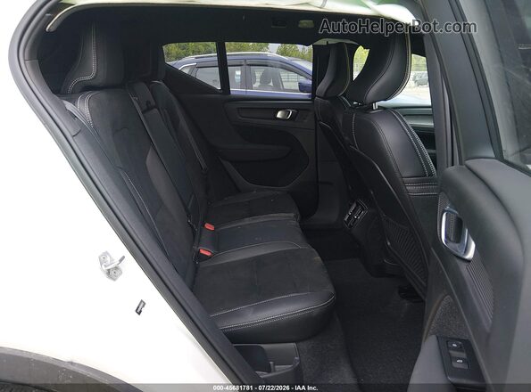 YV4162UM3M2467447 2021 VOLVO XC40 White VIN կոդի պիտակի տեսք