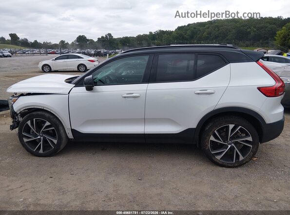 YV4162UM3M2467447 2021 VOLVO XC40 White 