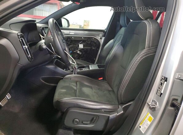 YV4162UM4K2128161 2019 VOLVO XC40 Silver წინა სალონის ხედი