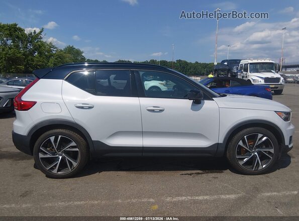 YV4162UM4M2462256 2021 VOLVO XC40 White 