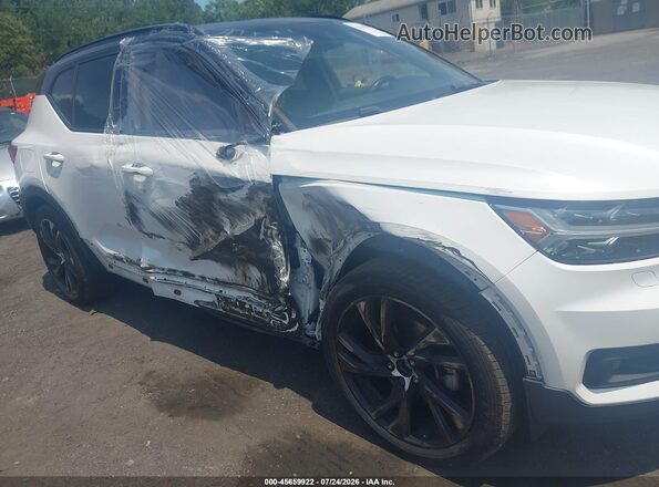 YV4162UM6M2409879 2021 VOLVO XC40 White Vista frontal