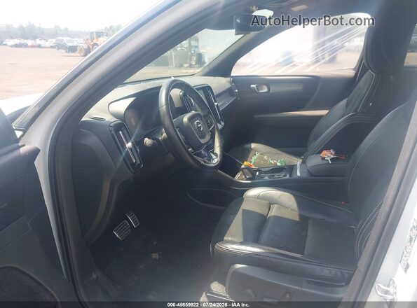 YV4162UM6M2409879 2021 VOLVO XC40 White Vista interior delantera
