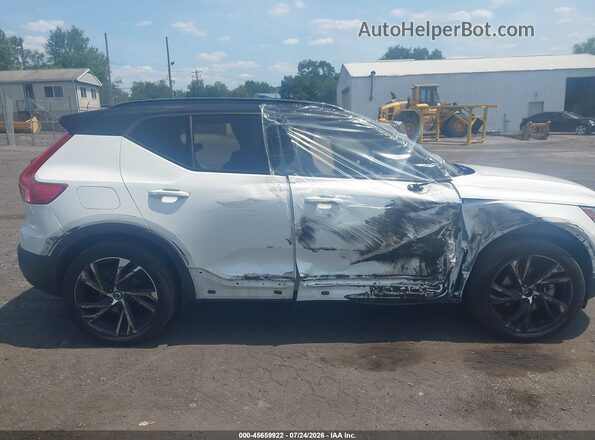 YV4162UM6M2409879 2021 VOLVO XC40 White Vista interior trasera