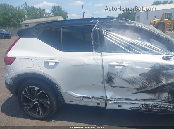 YV4162UM6M2409879 2021 VOLVO XC40 White 