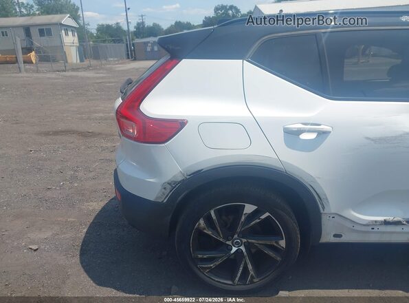 YV4162UM6M2409879 2021 VOLVO XC40 White 