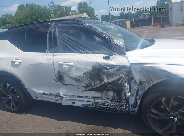 YV4162UM6M2409879 2021 VOLVO XC40 White 