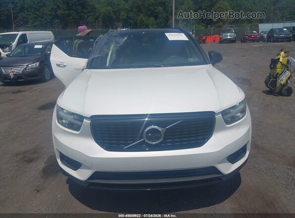 YV4162UM6M2409879 2021 VOLVO XC40 White Vista del cuadro de instrumentos