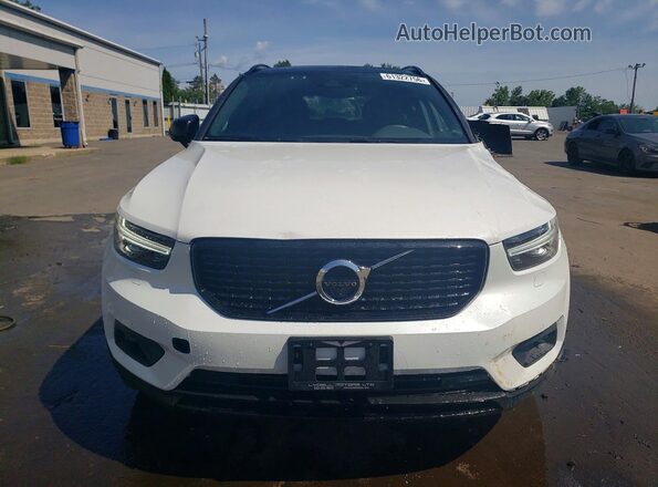 YV4162UM6N2648611 2022 VOLVO XC40 White Widok z przodu