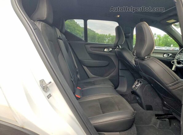 YV4162UM7K2114383 2019 VOLVO XC40 White Vista interior trasera