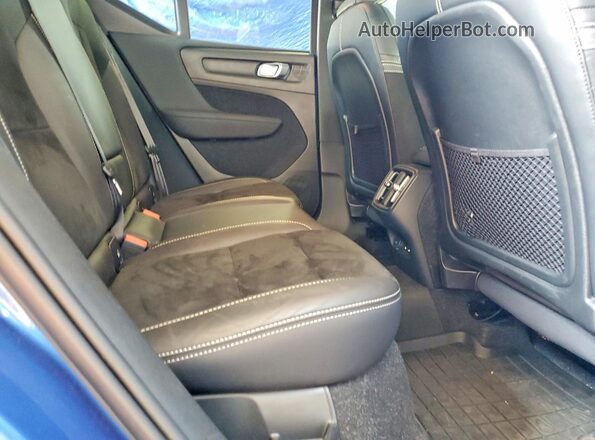 YV4162UM8M2428126 2021 VOLVO XC40 Blue Rear interior view